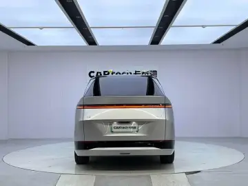 2024 Xpeng X9 с пробегом 35 000 км