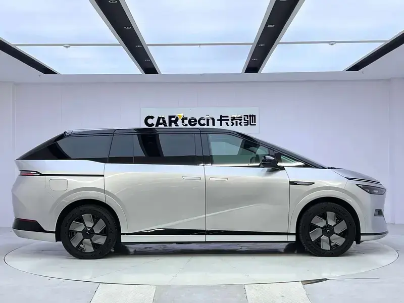 2024 Xpeng X9 с пробегом 35 000 км