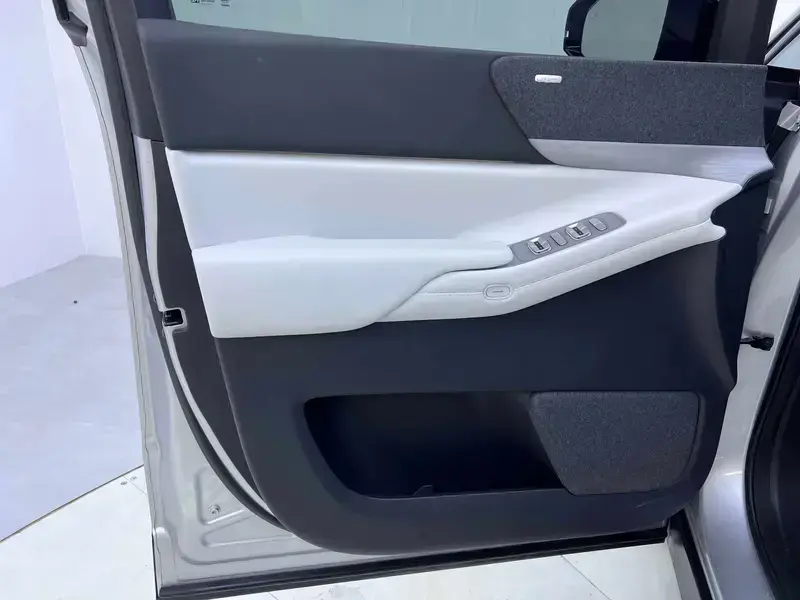 2024 Xpeng X9 с пробегом 35 000 км