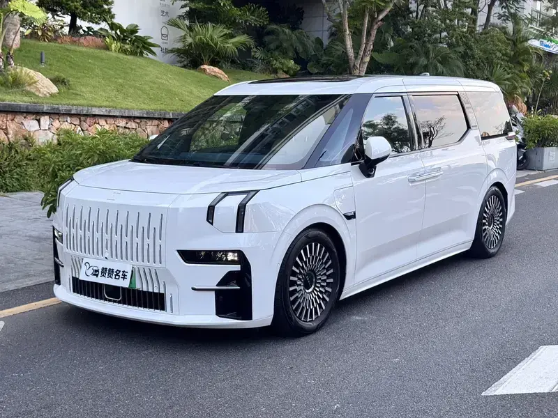 2023 Zeekr 009 с пробегом 18 000 км