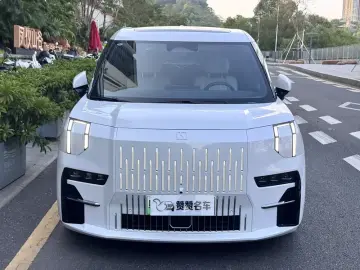 2023 Zeekr 009 с пробегом 18 000 км
