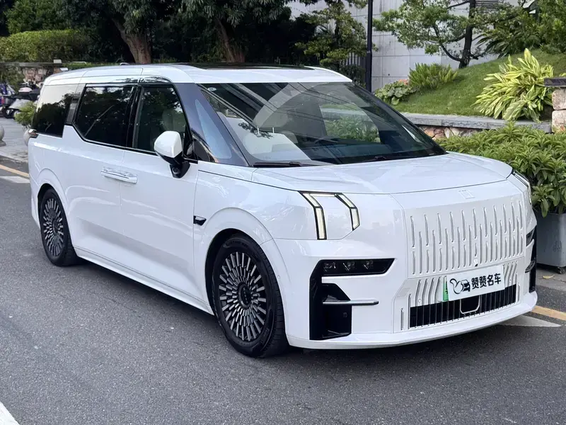 2023 Zeekr 009 с пробегом 18 000 км