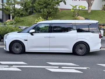 2023 Zeekr 009 с пробегом 18 000 км