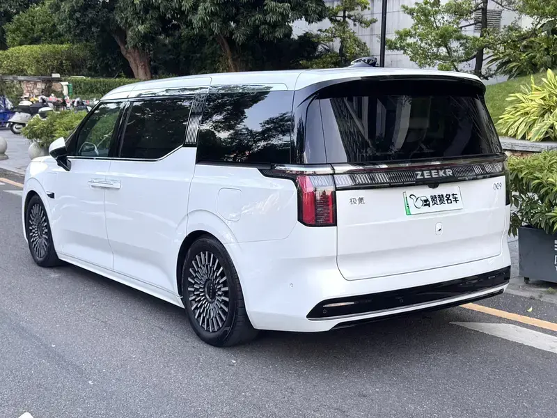 2023 Zeekr 009 с пробегом 18 000 км