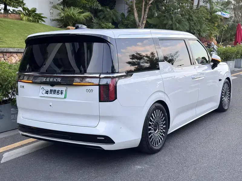 2023 Zeekr 009 с пробегом 18 000 км