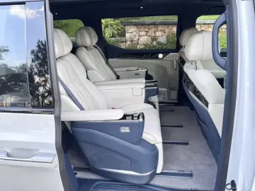 2023 Zeekr 009 с пробегом 18 000 км