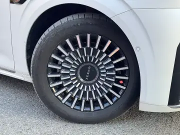 2024 Zeekr 009 с пробегом 22 000 км