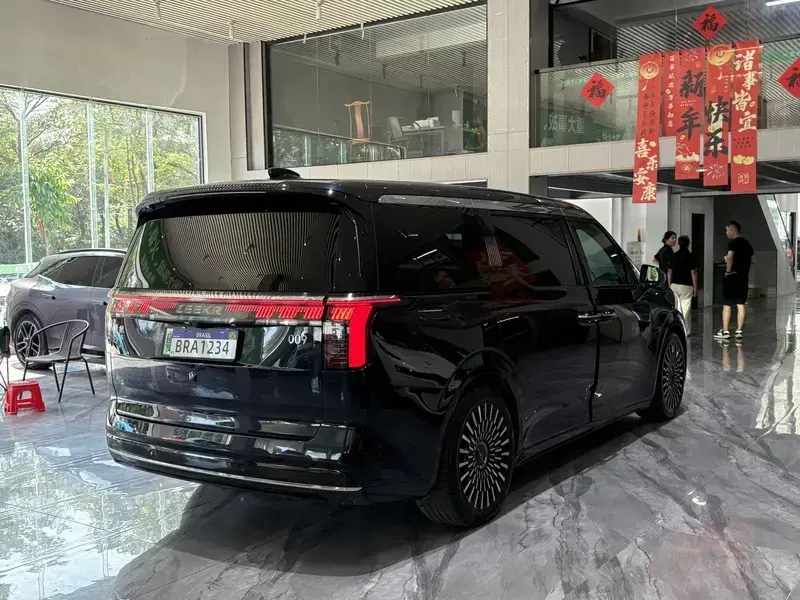 2023 Zeekr 009 с пробегом 81 000 км