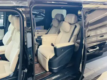 2023 Zeekr 009 с пробегом 49 000 км