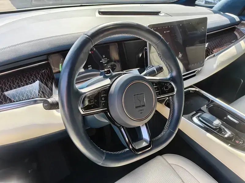 2023 Zeekr 009 с пробегом 93 000 км