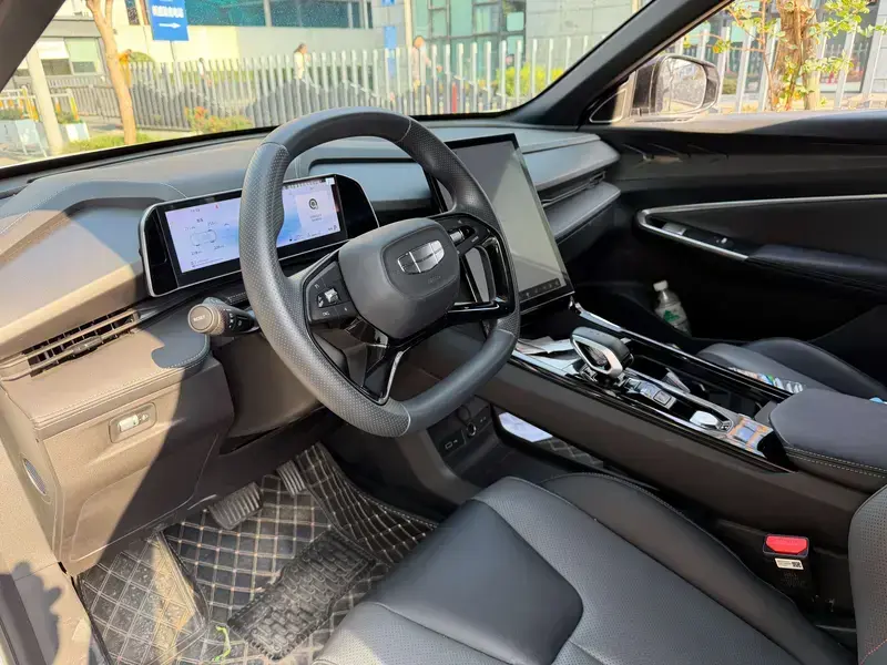 2024 Geely Atlas Pro с пробегом 18 000 км