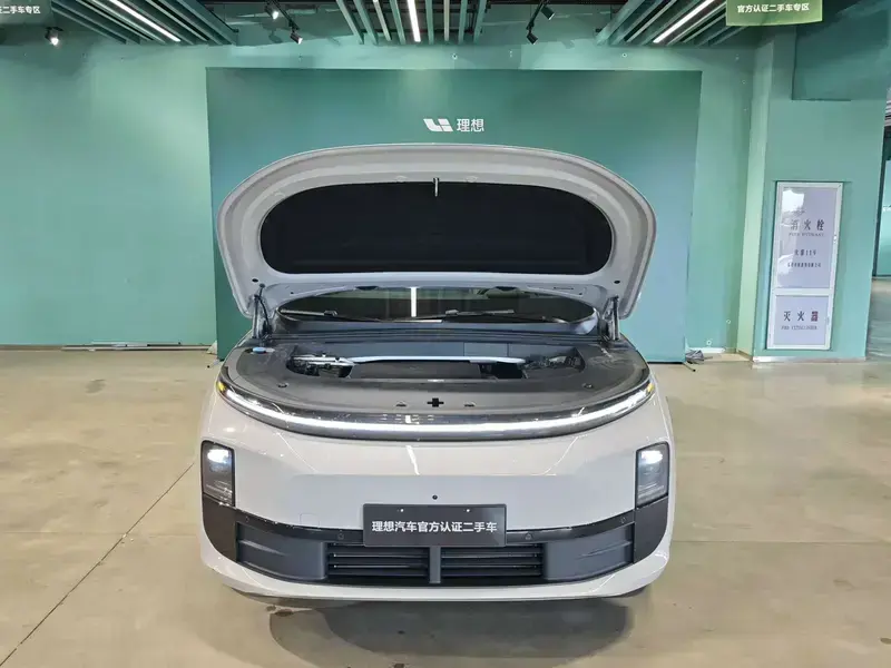 2025 Li Auto (Lixiang) L6 с пробегом 14 500 км