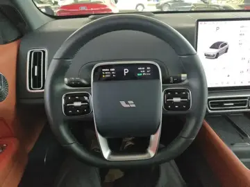 2025 Li Auto (Lixiang) L6 с пробегом 11 100 км