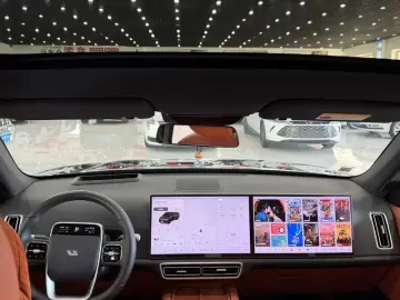 2025 Li Auto (Lixiang) L6 с пробегом 21 000 км