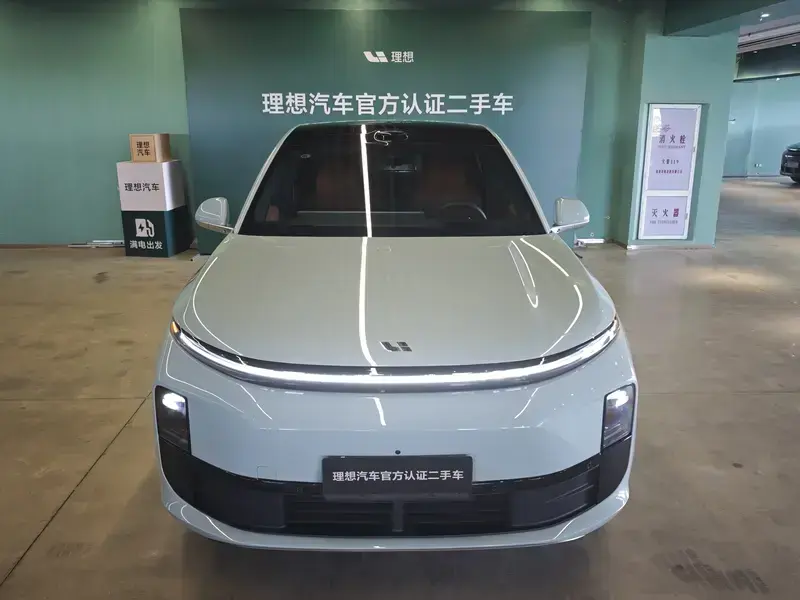 2025 Li Auto (Lixiang) L6 с пробегом 10 500 км