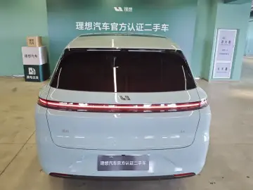 2025 Li Auto (Lixiang) L6 с пробегом 10 500 км
