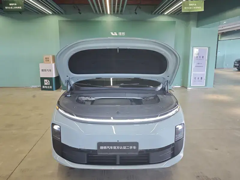 2025 Li Auto (Lixiang) L6 с пробегом 10 500 км