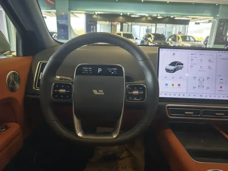 2025 Li Auto (Lixiang) L6 с пробегом 10 500 км
