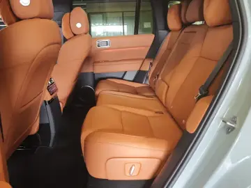 2025 Li Auto (Lixiang) L6 с пробегом 10 500 км