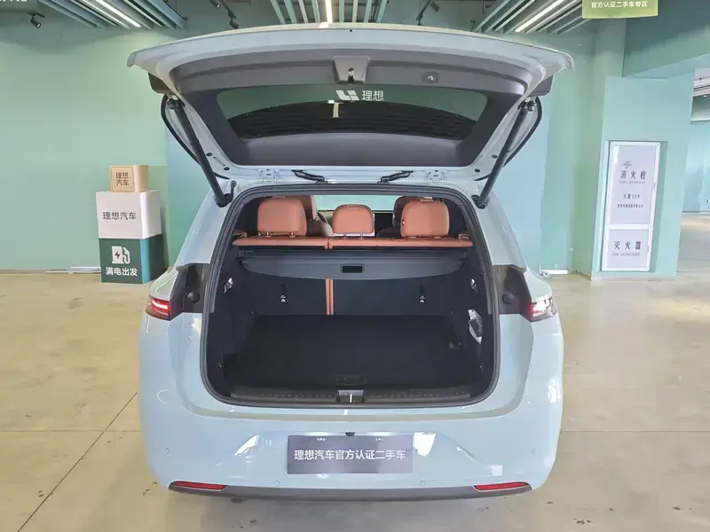 2025 Li Auto (Lixiang) L6 с пробегом 10 500 км
