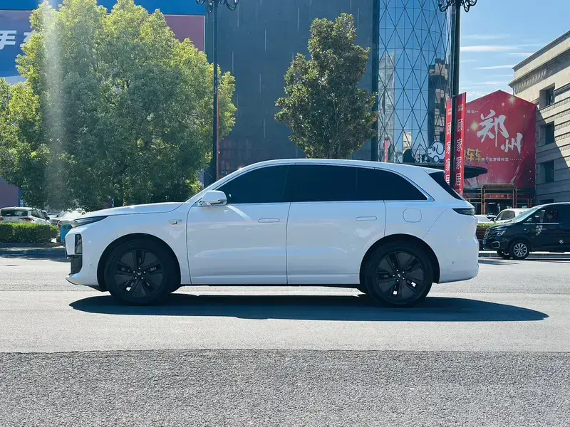 2024 Li Auto (Lixiang) L6 с пробегом 25 000 км