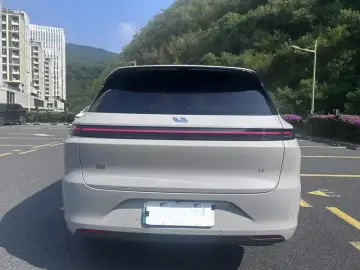 2025 Li Auto (Lixiang) L6 с пробегом 4 000 км