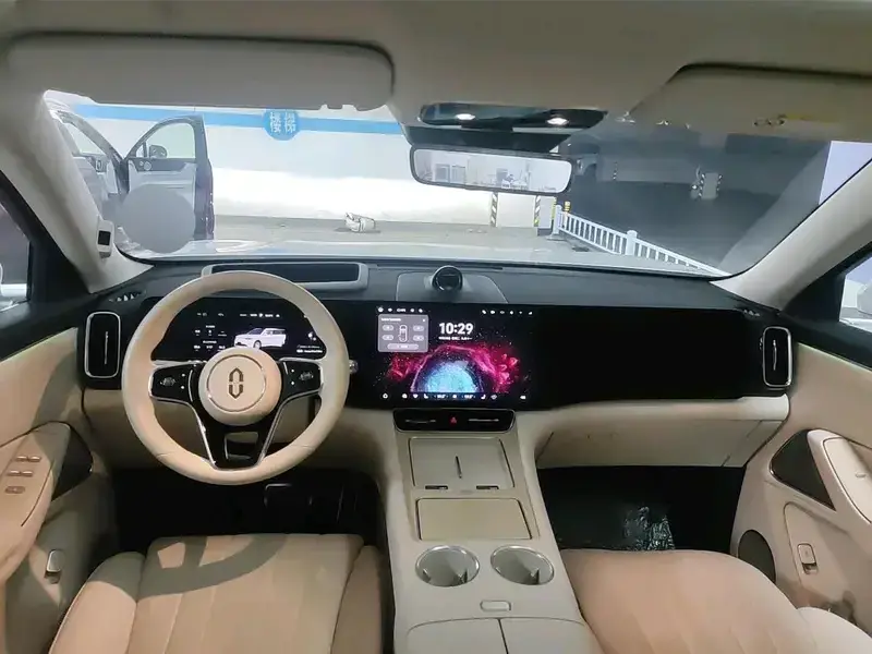 2025 Aito M8 с пробегом 14 200 км