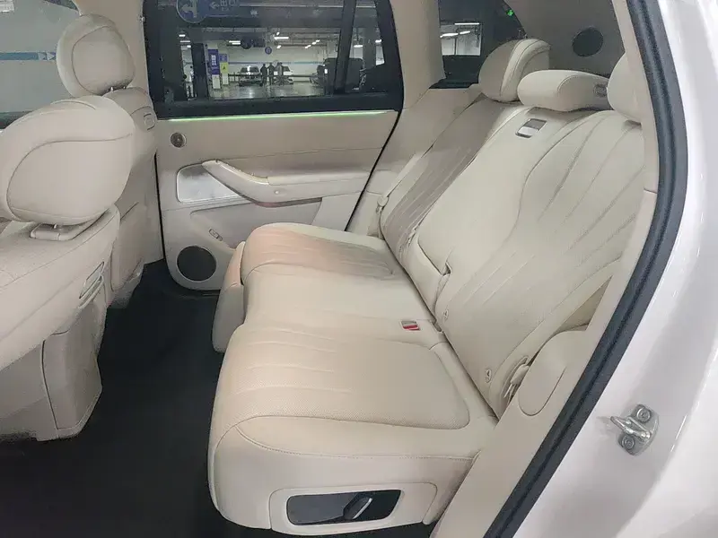 2025 Aito M8 с пробегом 14 200 км
