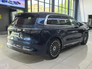 2025 Aito M8 с пробегом 10 000 км