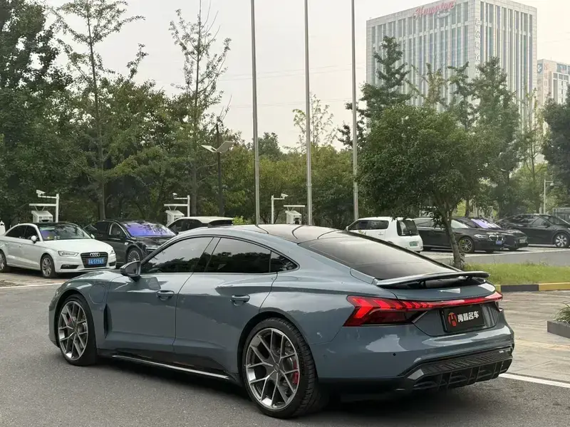 2023 Audi e-tron GT с пробегом 16 000 км