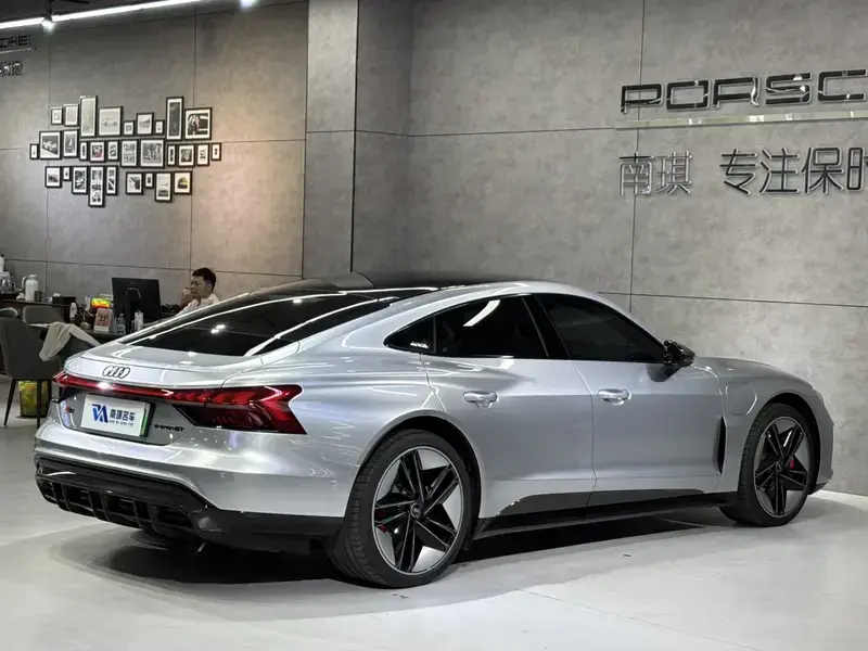 2023 Audi RS e-tron GT с пробегом 12 000 км