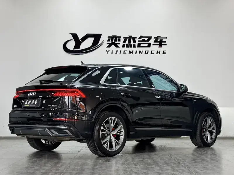 2021 Audi Q8 с пробегом 95 000 км