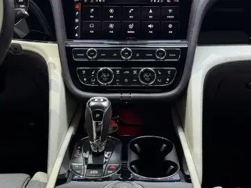 2025 Bentley Bentayga с пробегом 11 000 км