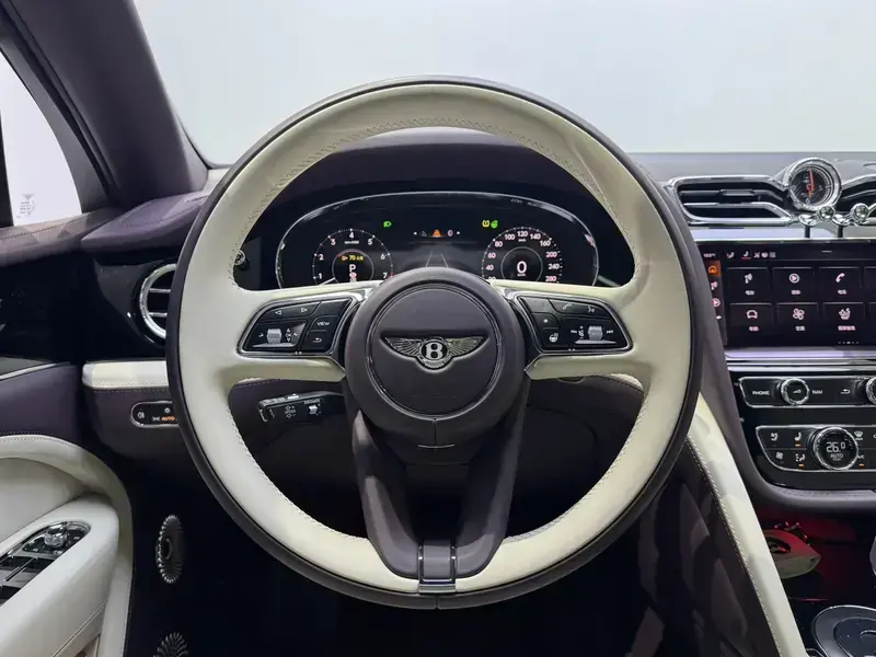 2025 Bentley Bentayga с пробегом 11 000 км