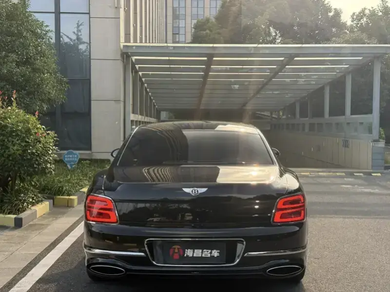 2022 Bentley Flying Spur с пробегом 19 000 км