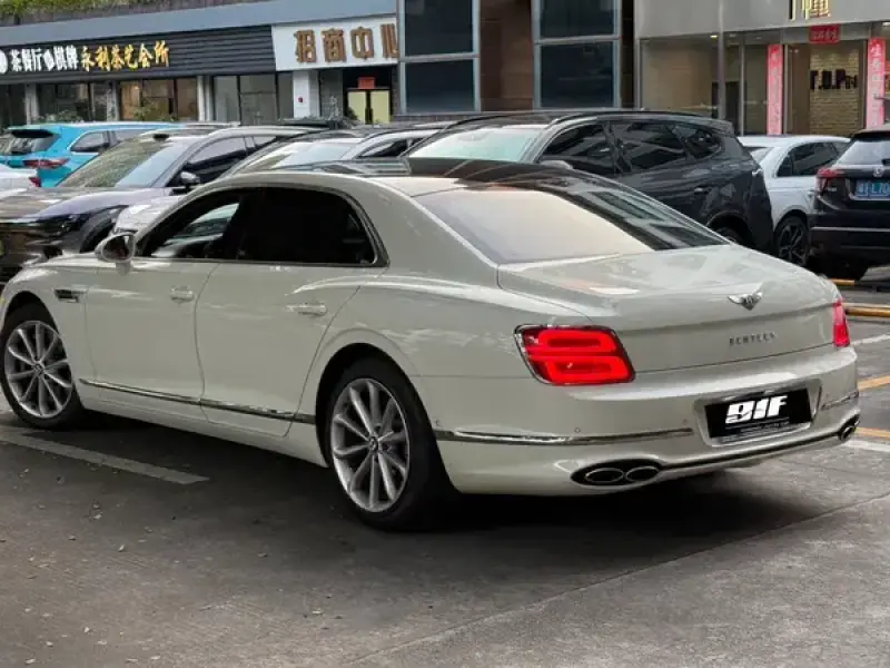 2021 Bentley Flying Spur с пробегом 30 500 км