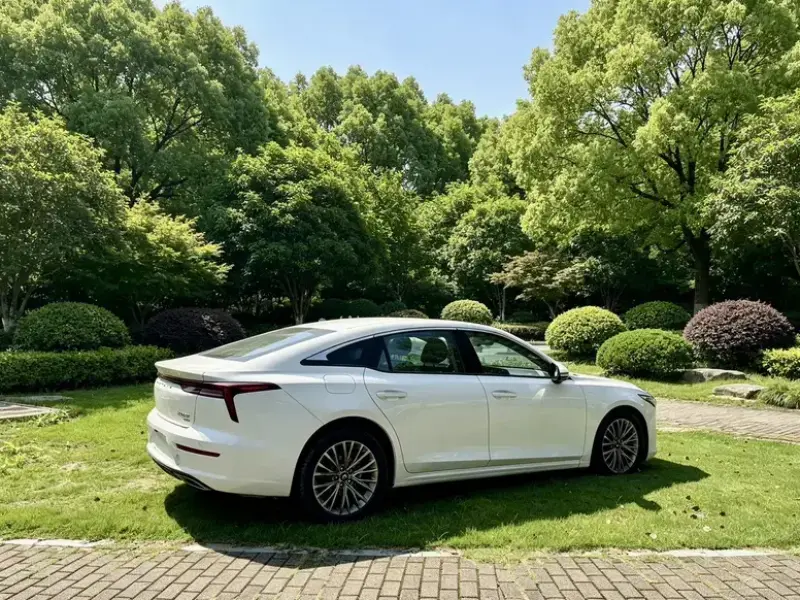 2022 Bestune B70 с пробегом 18 000 км
