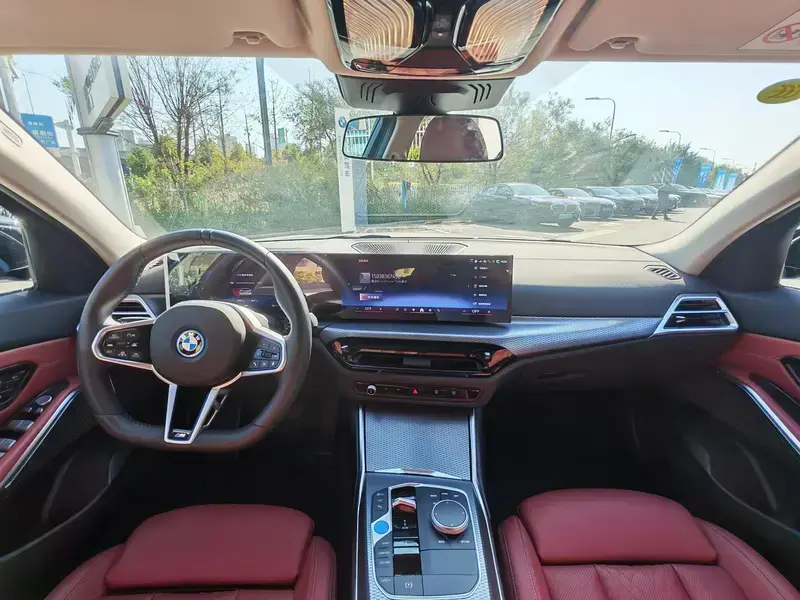 2026 BMW i3 с пробегом 12 000 км