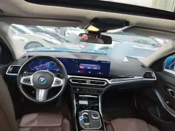 2022 BMW i3 с пробегом 45 400 км