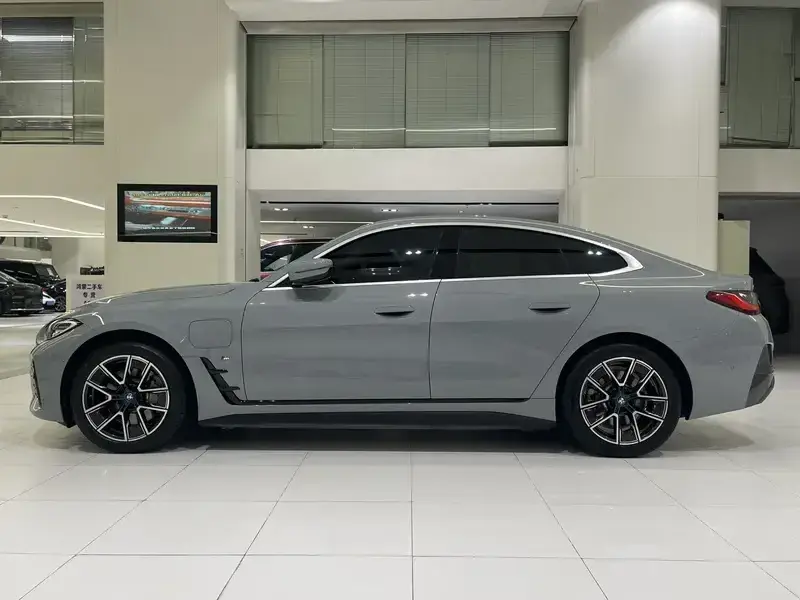 2023 BMW i4 с пробегом 38 000 км