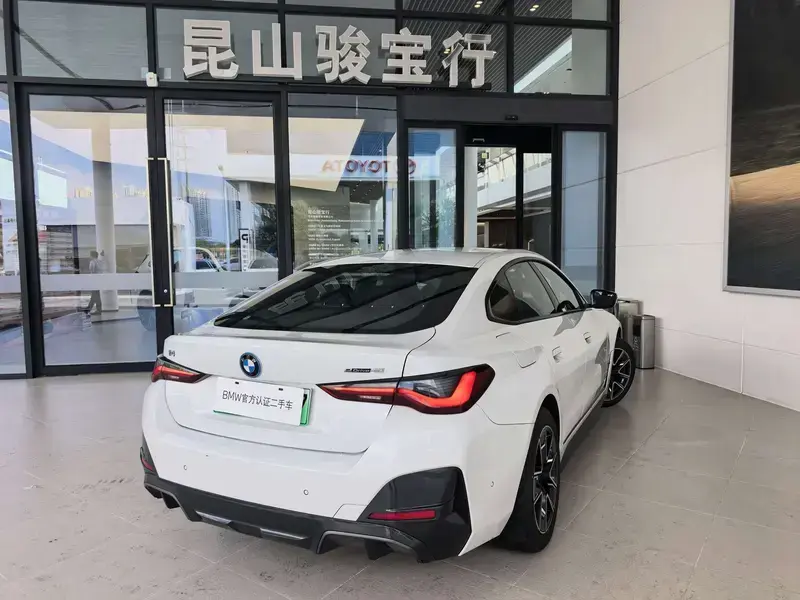 2023 BMW i4 с пробегом 21 000 км