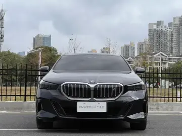 2025 BMW i5 с пробегом 14 000 км
