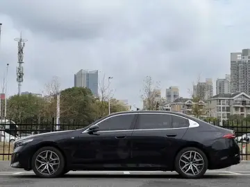 2025 BMW i5 с пробегом 14 000 км