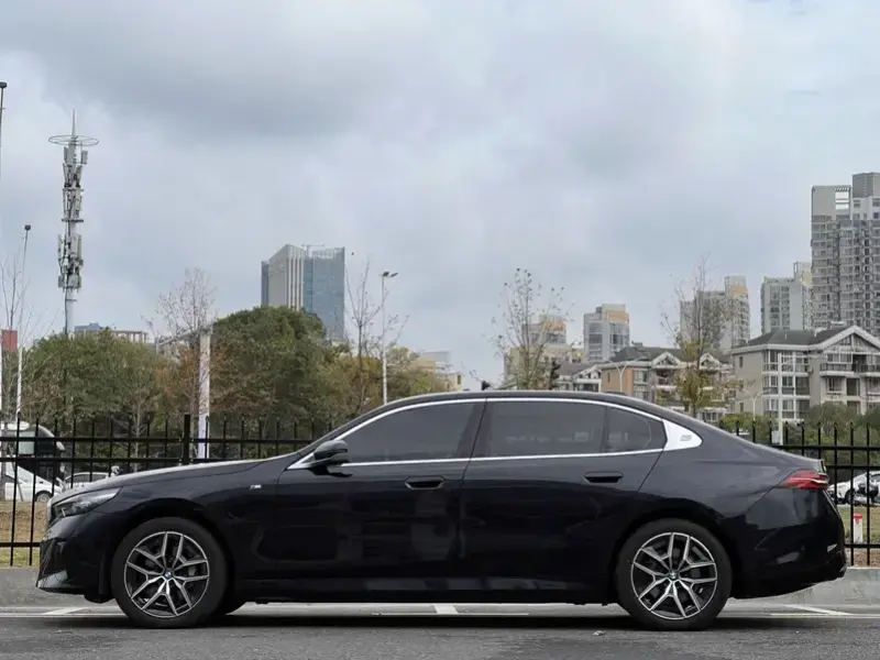 2025 BMW i5 с пробегом 14 000 км