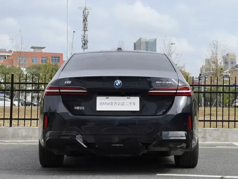 2025 BMW i5 с пробегом 14 000 км