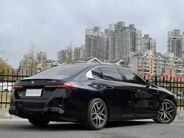 2025 BMW i5 с пробегом 14 000 км