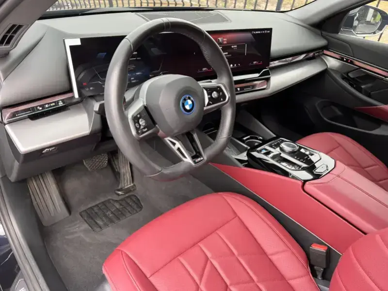 2025 BMW i5 с пробегом 14 000 км