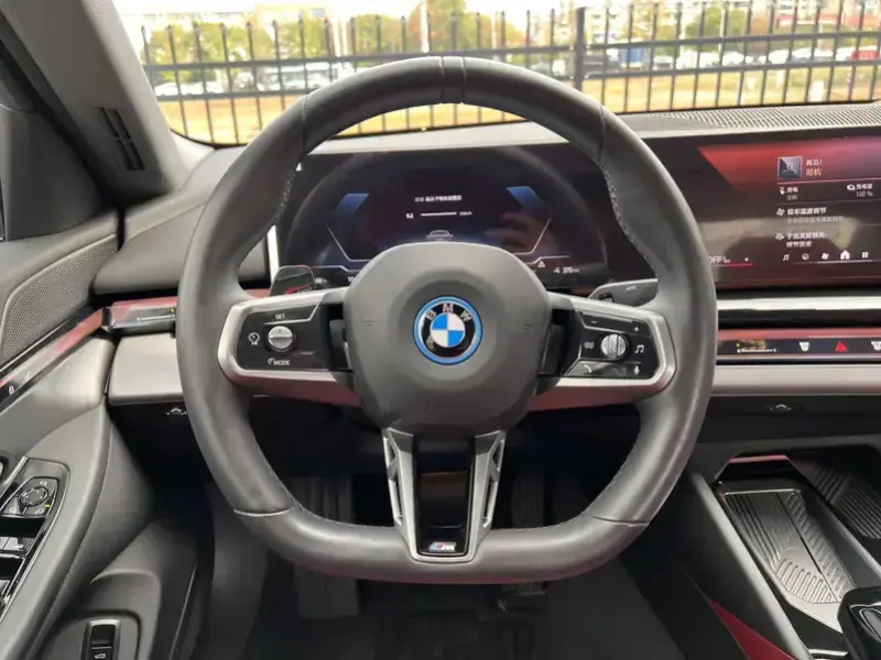 2025 BMW i5 с пробегом 14 000 км