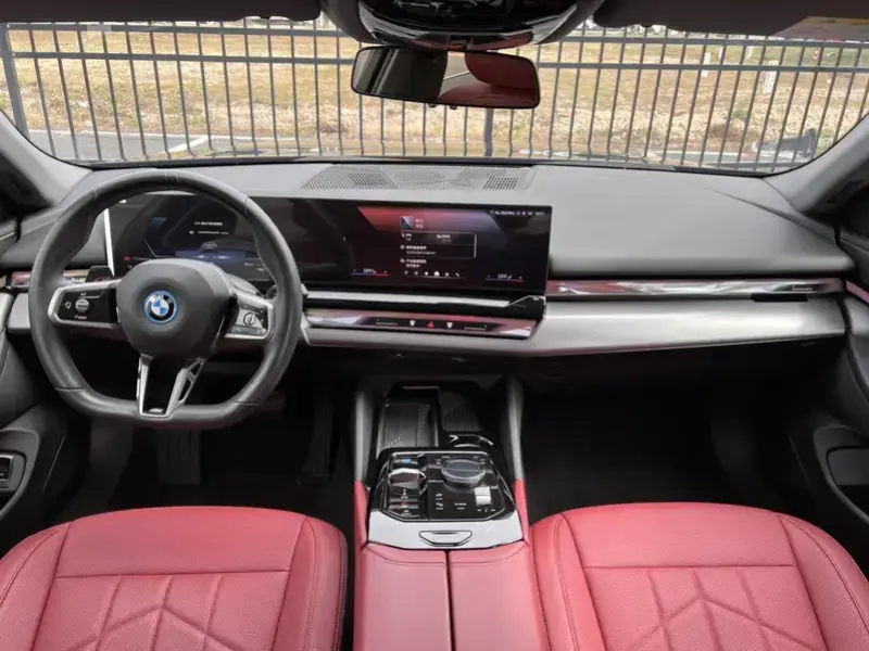 2025 BMW i5 с пробегом 14 000 км