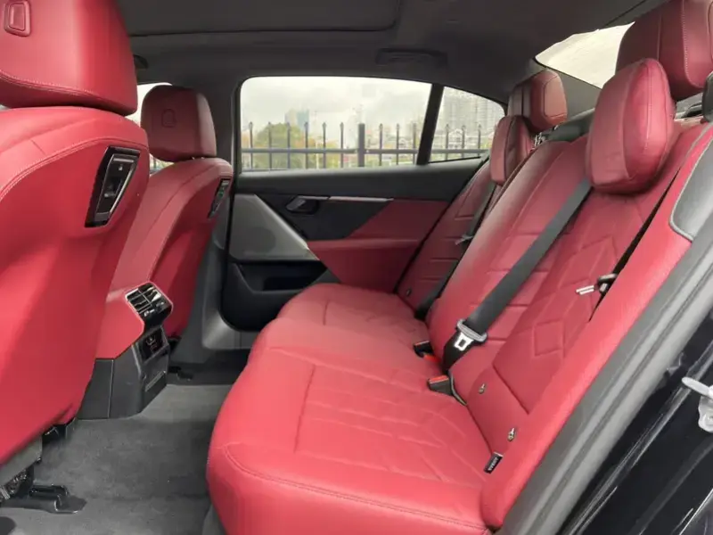 2025 BMW i5 с пробегом 14 000 км